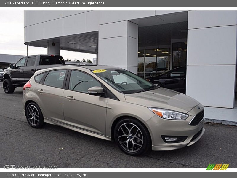 Tectonic / Medium Light Stone 2016 Ford Focus SE Hatch