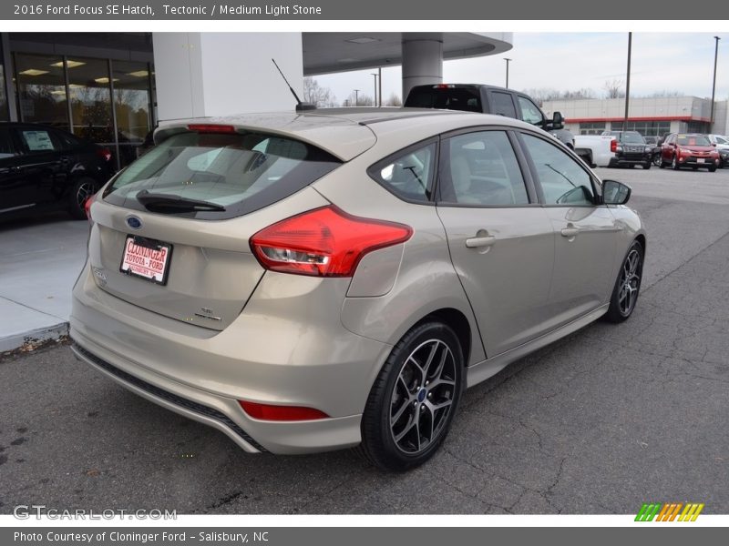 Tectonic / Medium Light Stone 2016 Ford Focus SE Hatch