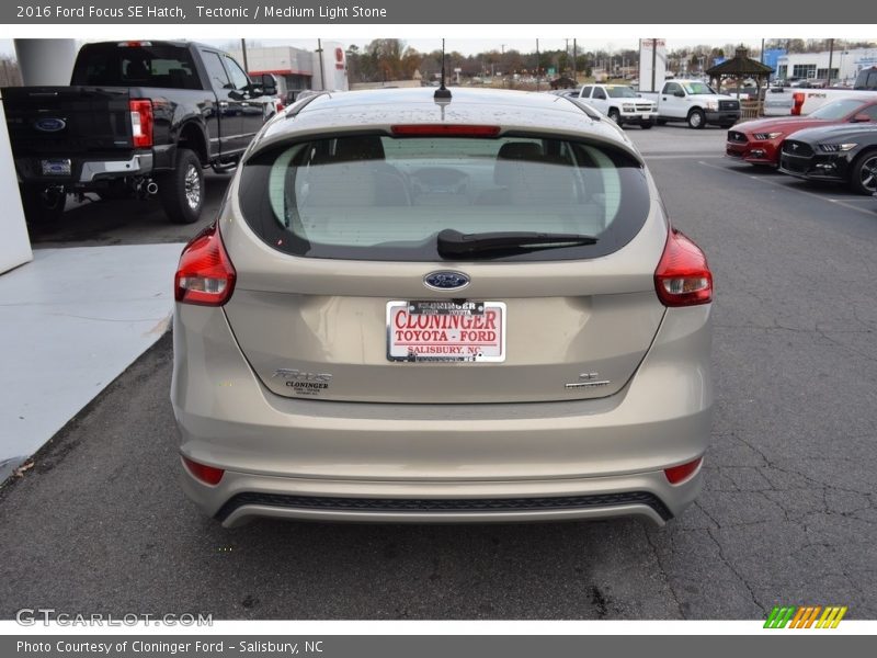 Tectonic / Medium Light Stone 2016 Ford Focus SE Hatch