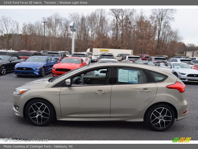 Tectonic / Medium Light Stone 2016 Ford Focus SE Hatch