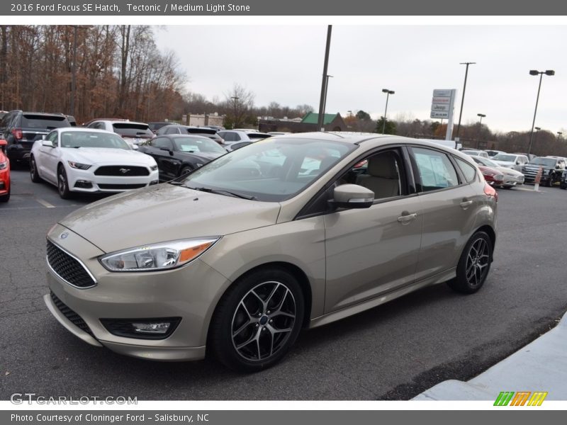 Tectonic / Medium Light Stone 2016 Ford Focus SE Hatch
