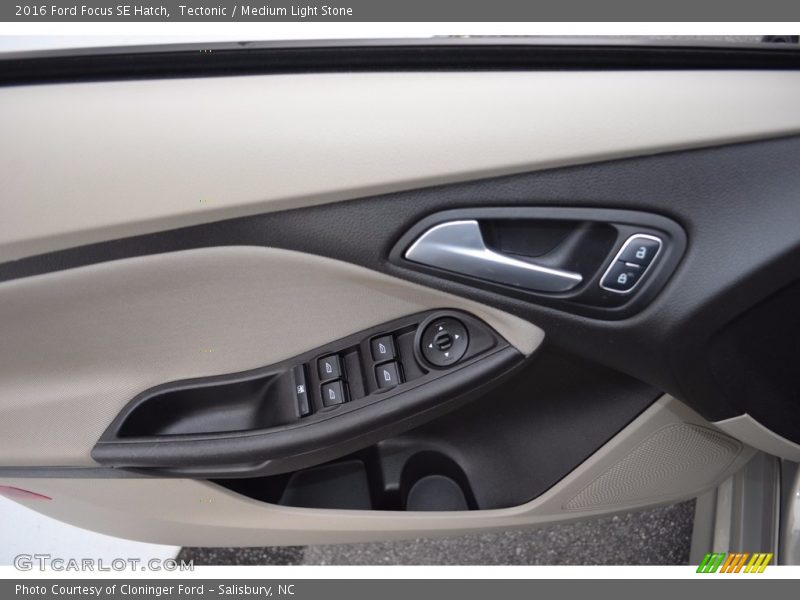 Tectonic / Medium Light Stone 2016 Ford Focus SE Hatch