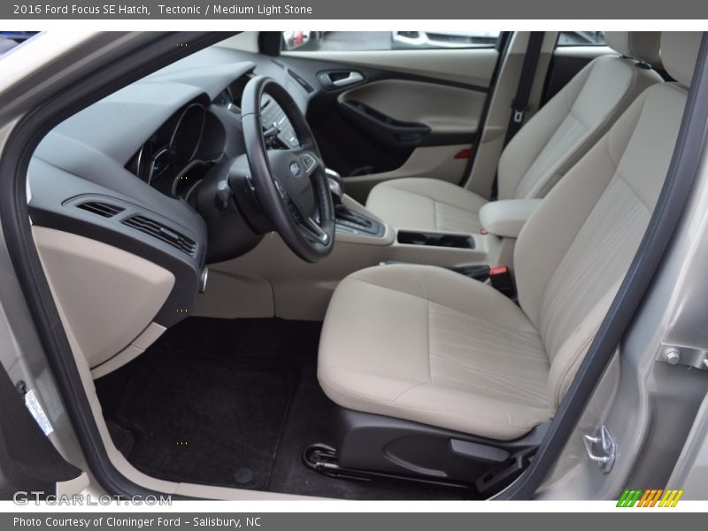 Tectonic / Medium Light Stone 2016 Ford Focus SE Hatch