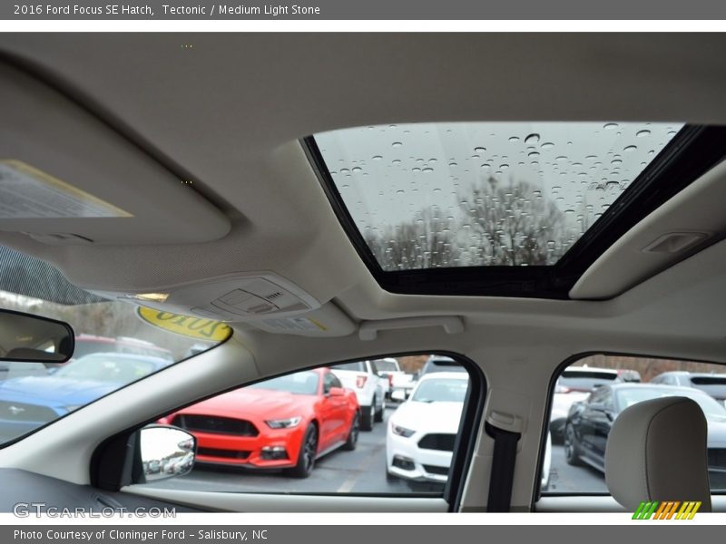 Tectonic / Medium Light Stone 2016 Ford Focus SE Hatch