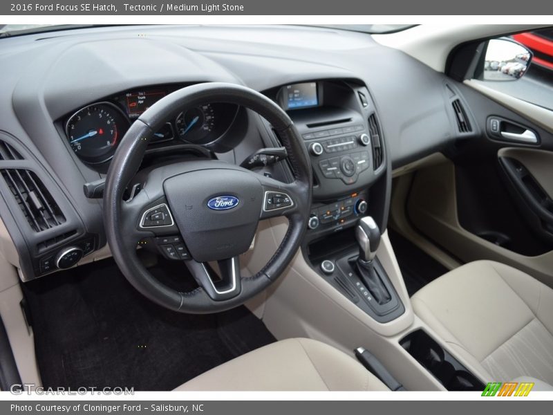 Tectonic / Medium Light Stone 2016 Ford Focus SE Hatch