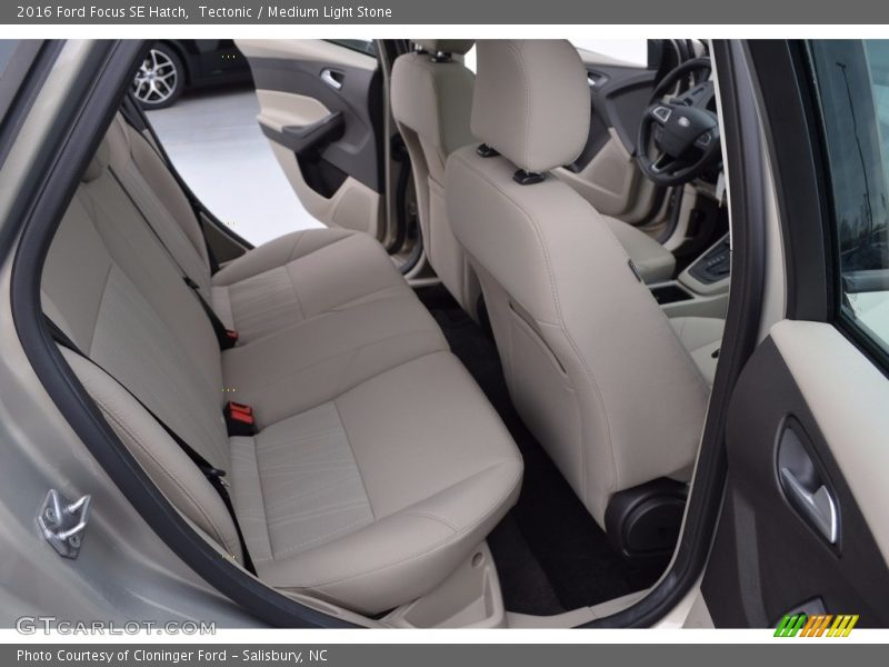 Tectonic / Medium Light Stone 2016 Ford Focus SE Hatch