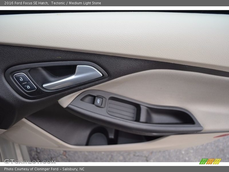 Tectonic / Medium Light Stone 2016 Ford Focus SE Hatch