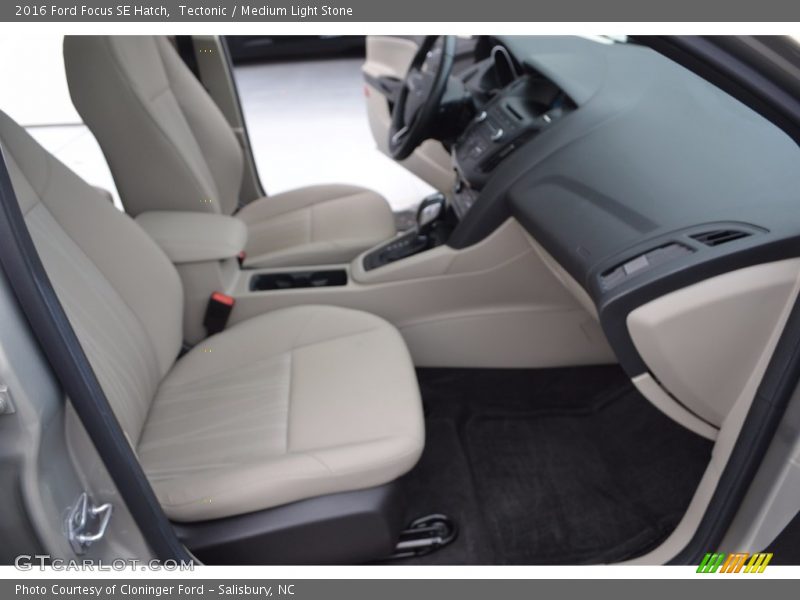 Tectonic / Medium Light Stone 2016 Ford Focus SE Hatch