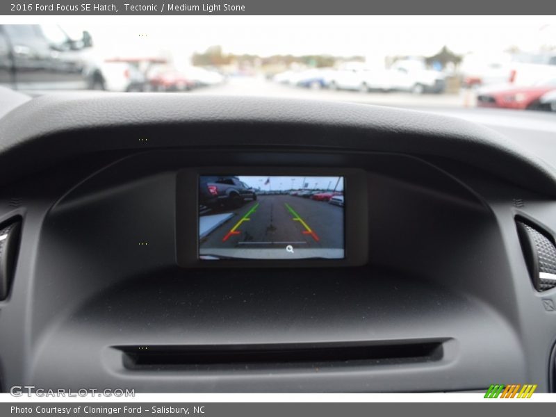 Tectonic / Medium Light Stone 2016 Ford Focus SE Hatch