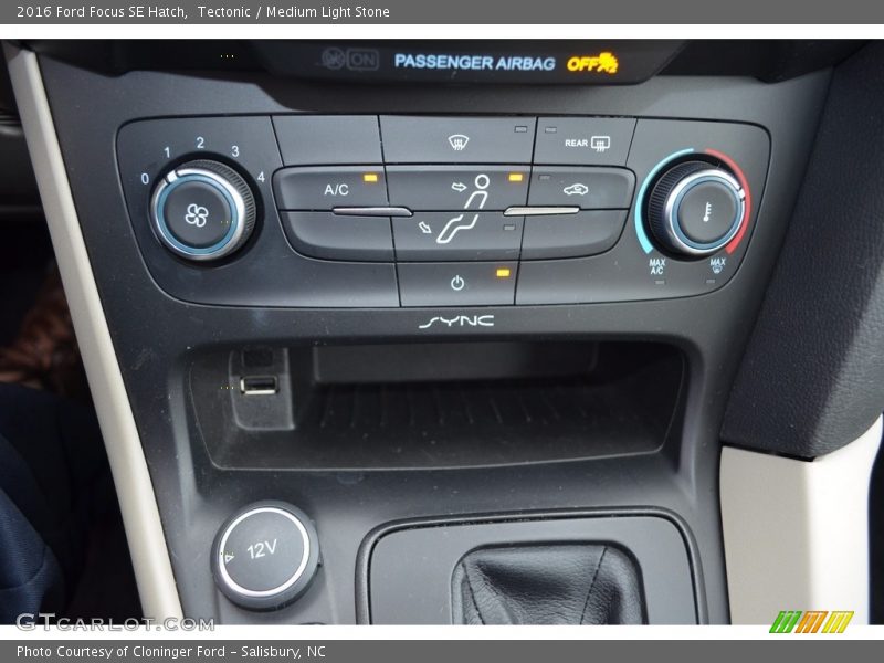 Tectonic / Medium Light Stone 2016 Ford Focus SE Hatch