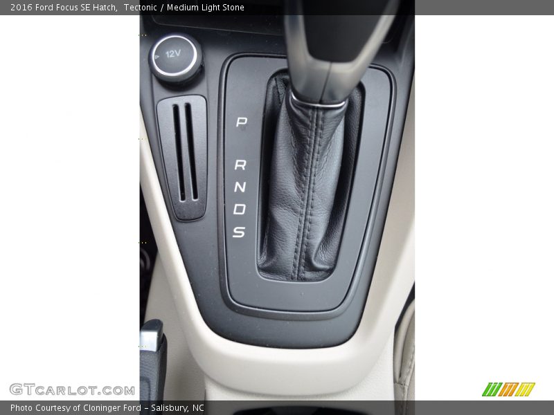 Tectonic / Medium Light Stone 2016 Ford Focus SE Hatch