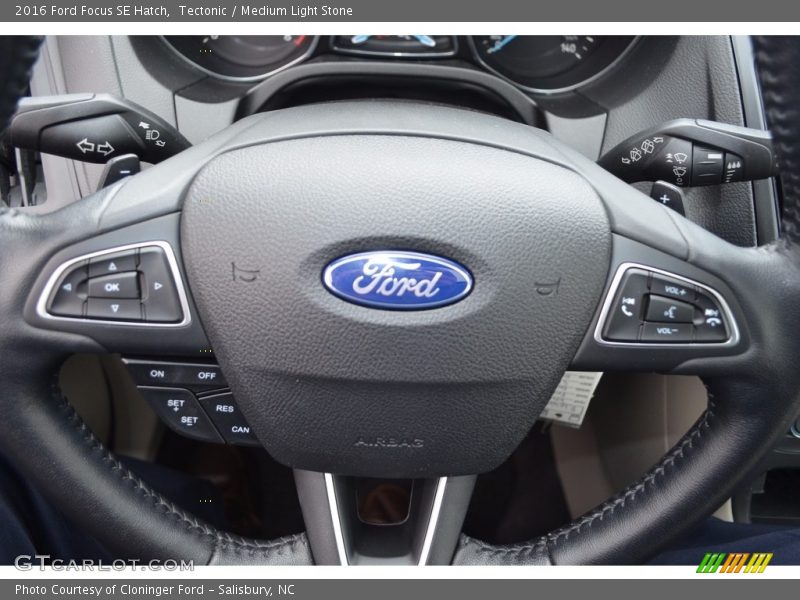 Tectonic / Medium Light Stone 2016 Ford Focus SE Hatch