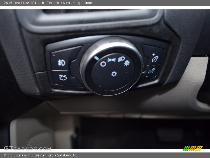 Tectonic / Medium Light Stone 2016 Ford Focus SE Hatch