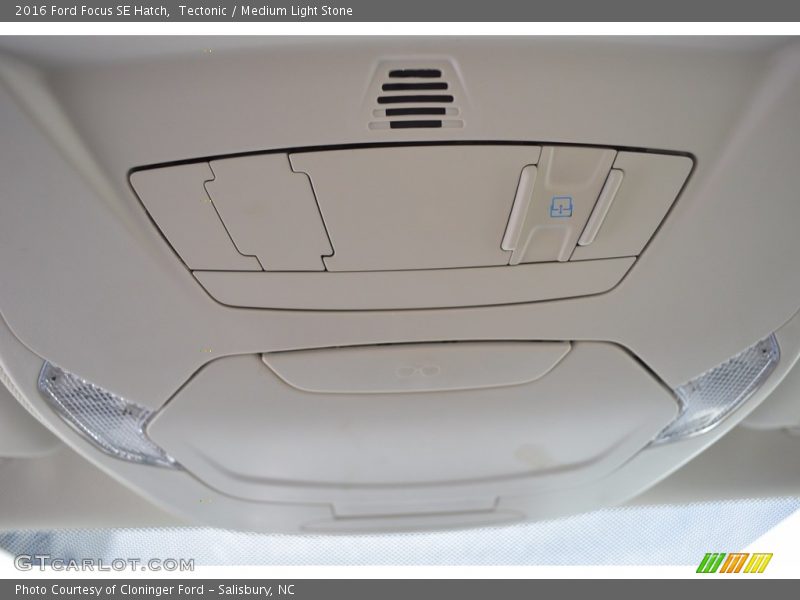 Tectonic / Medium Light Stone 2016 Ford Focus SE Hatch
