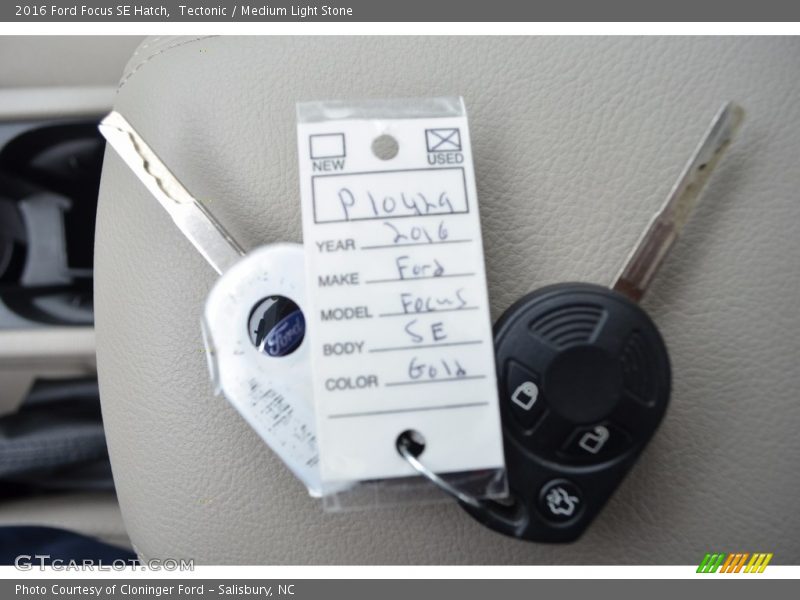 Tectonic / Medium Light Stone 2016 Ford Focus SE Hatch