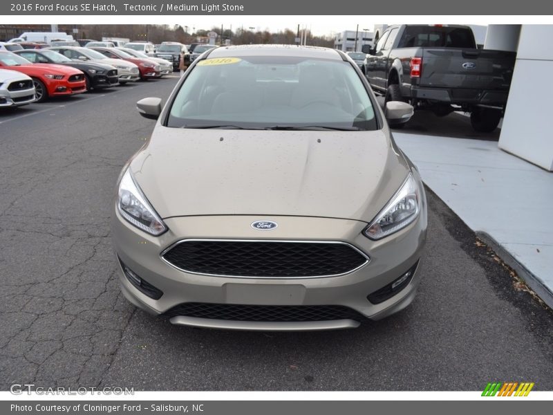 Tectonic / Medium Light Stone 2016 Ford Focus SE Hatch