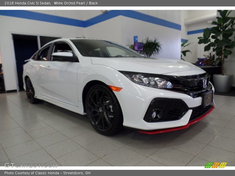 Front 3/4 View of 2018 Civic Si Sedan