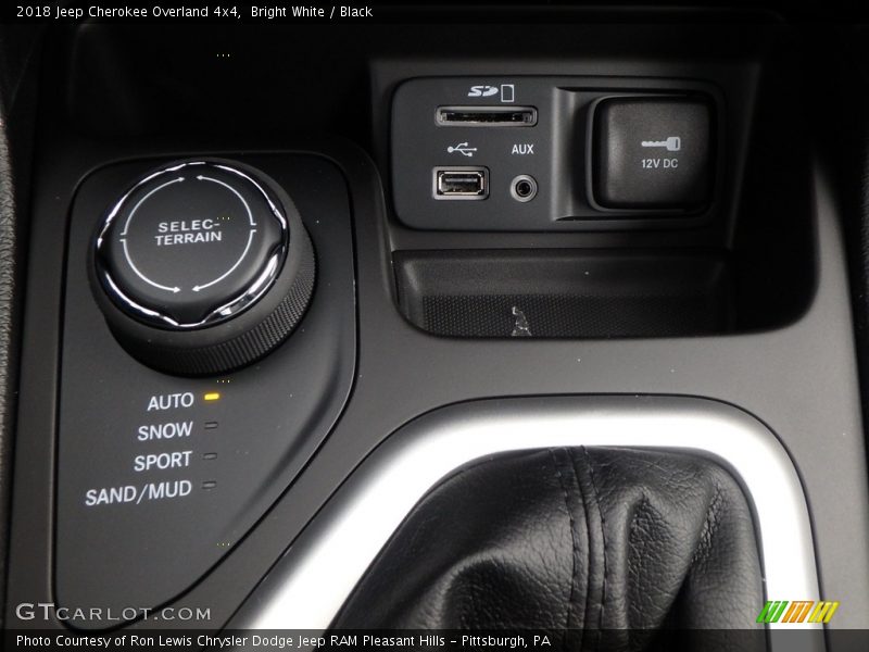 Bright White / Black 2018 Jeep Cherokee Overland 4x4