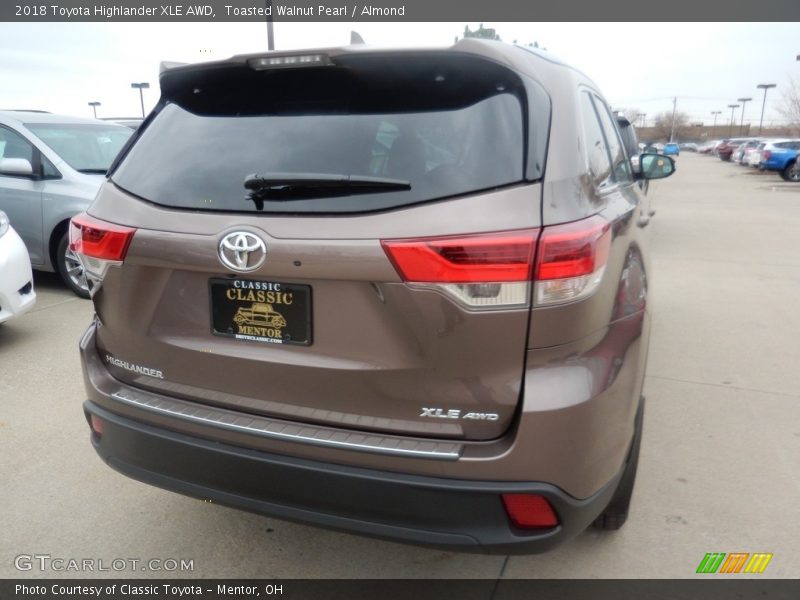 Toasted Walnut Pearl / Almond 2018 Toyota Highlander XLE AWD