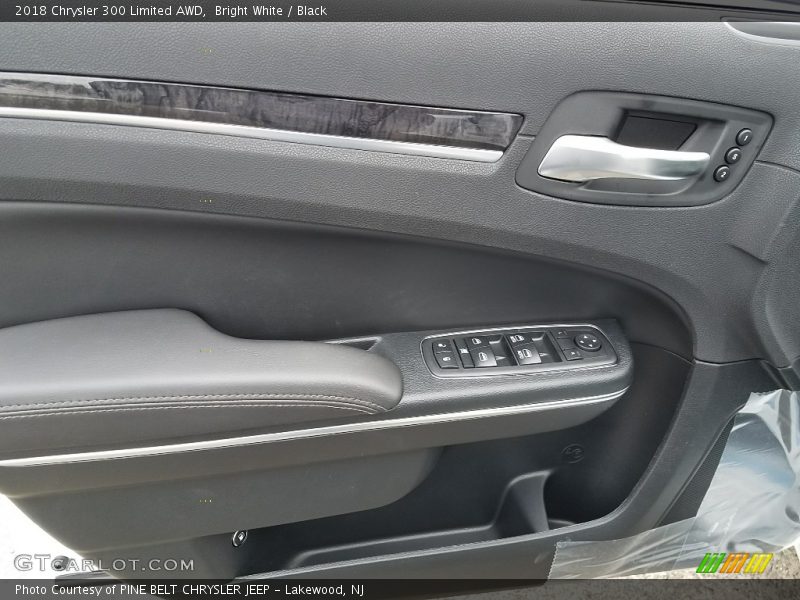 Bright White / Black 2018 Chrysler 300 Limited AWD