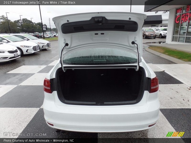 Pure White / Titan Black 2017 Volkswagen Jetta SE