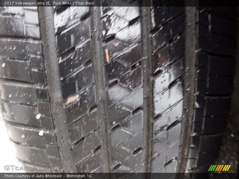 Pure White / Titan Black 2017 Volkswagen Jetta SE