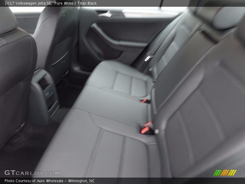 Pure White / Titan Black 2017 Volkswagen Jetta SE