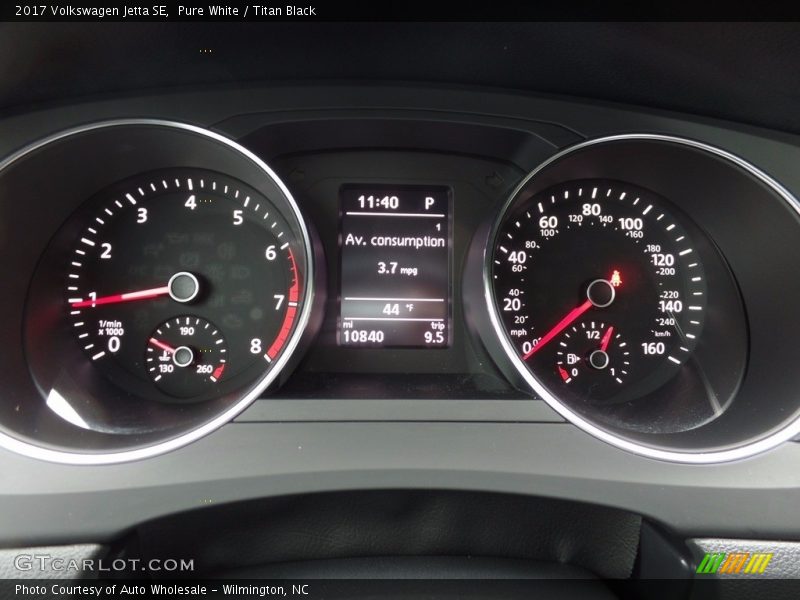 Pure White / Titan Black 2017 Volkswagen Jetta SE