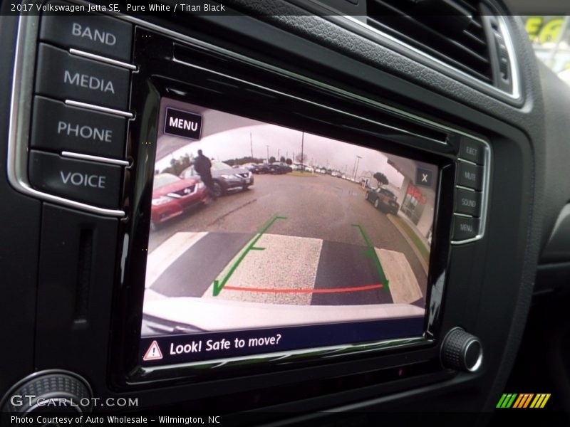 Pure White / Titan Black 2017 Volkswagen Jetta SE