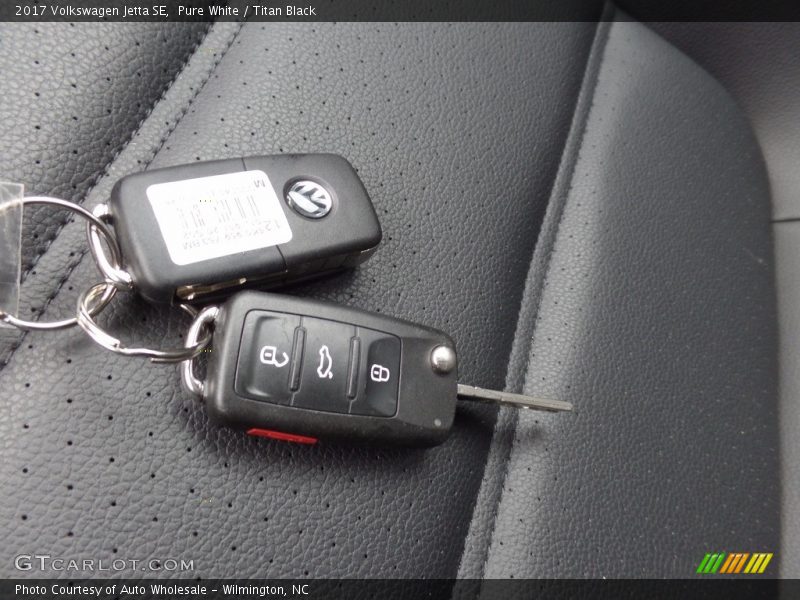 Pure White / Titan Black 2017 Volkswagen Jetta SE