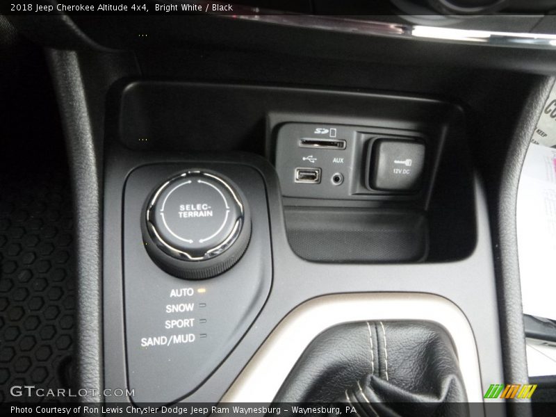 Bright White / Black 2018 Jeep Cherokee Altitude 4x4