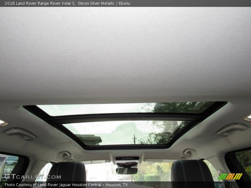 Sunroof of 2018 Range Rover Velar S