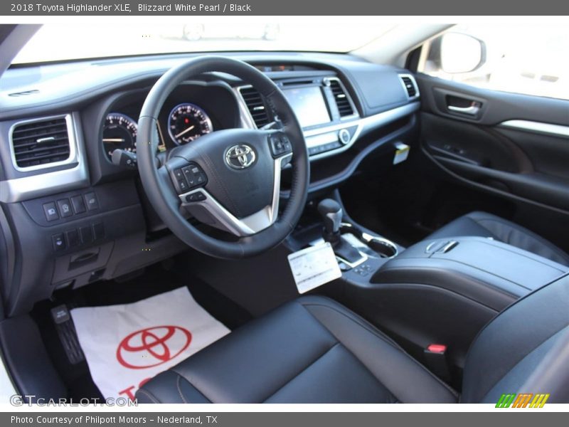 Blizzard White Pearl / Black 2018 Toyota Highlander XLE