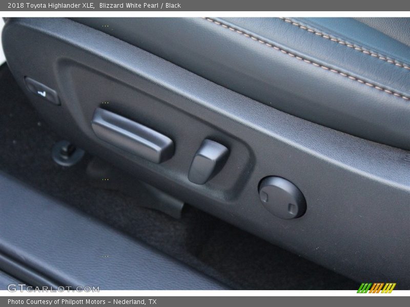 Blizzard White Pearl / Black 2018 Toyota Highlander XLE