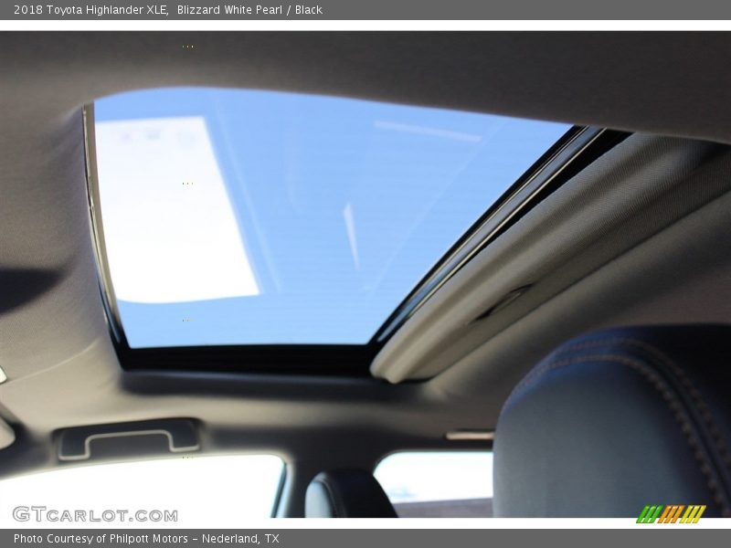 Blizzard White Pearl / Black 2018 Toyota Highlander XLE