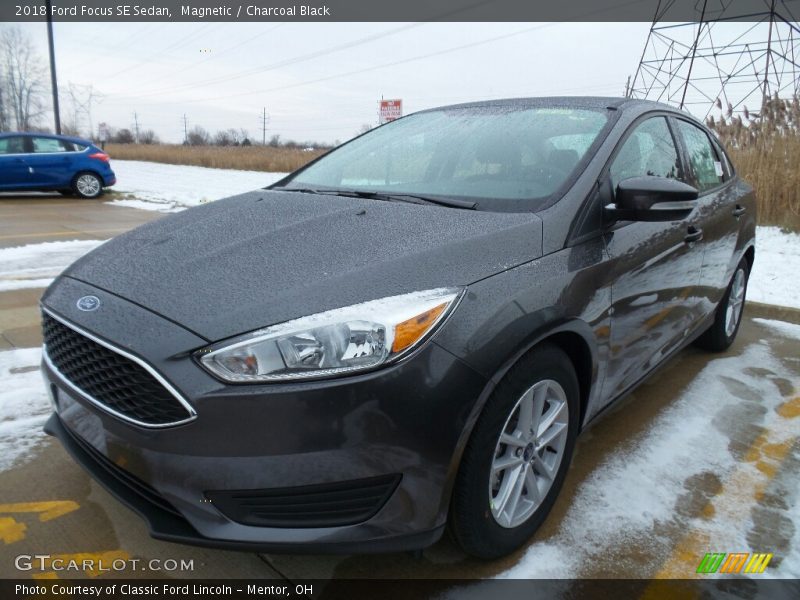 Magnetic / Charcoal Black 2018 Ford Focus SE Sedan