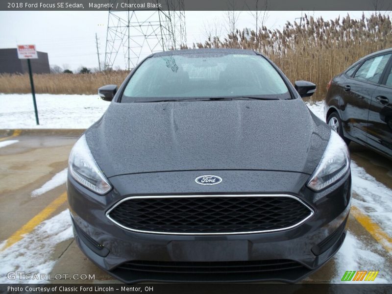 Magnetic / Charcoal Black 2018 Ford Focus SE Sedan