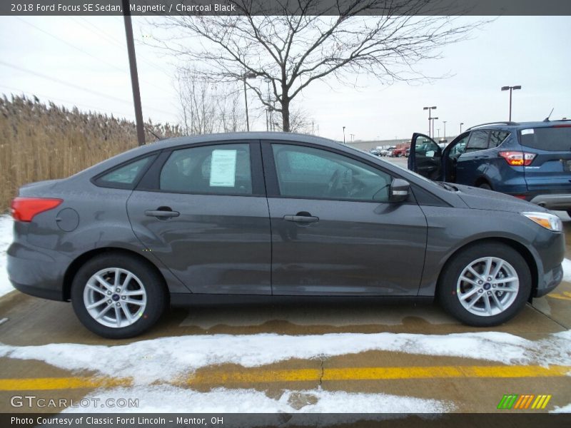 Magnetic / Charcoal Black 2018 Ford Focus SE Sedan