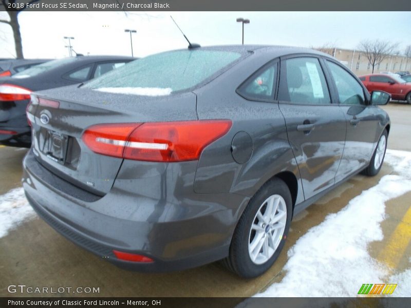 Magnetic / Charcoal Black 2018 Ford Focus SE Sedan
