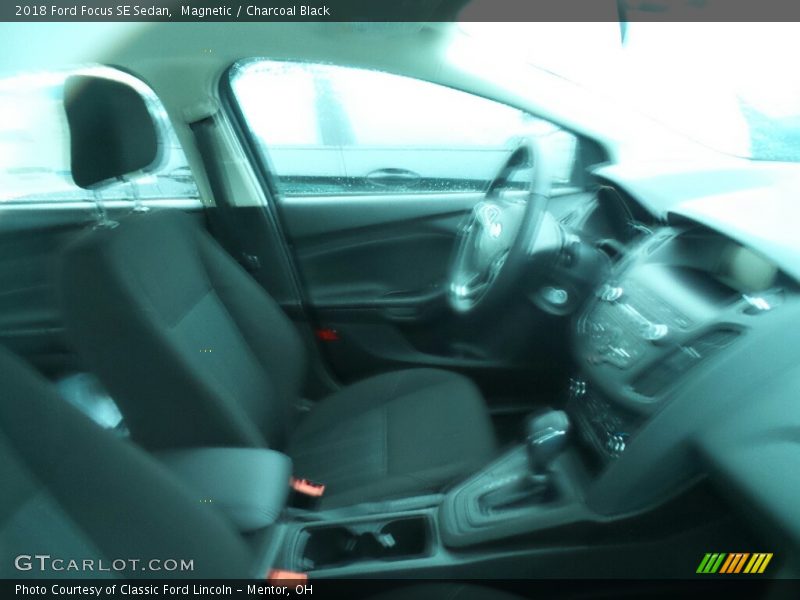 Magnetic / Charcoal Black 2018 Ford Focus SE Sedan
