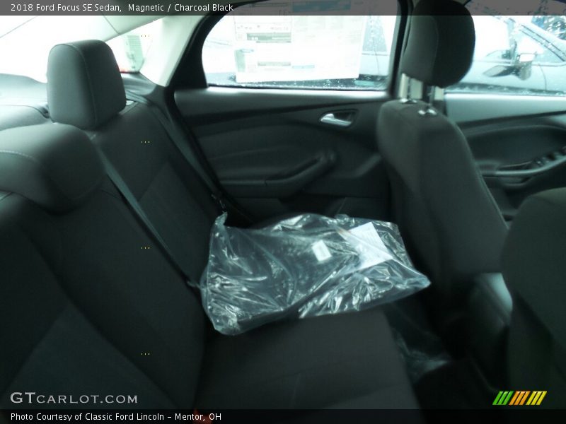 Magnetic / Charcoal Black 2018 Ford Focus SE Sedan