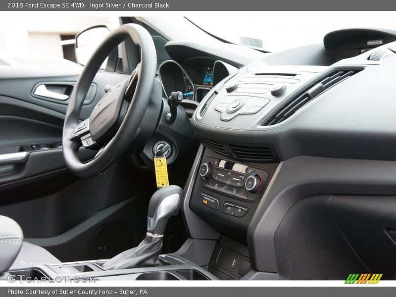 Ingot Silver / Charcoal Black 2018 Ford Escape SE 4WD