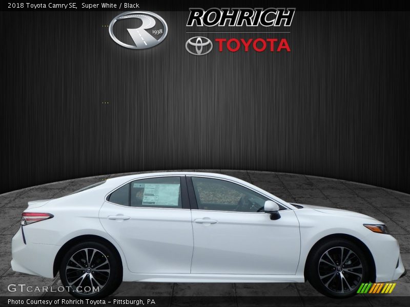 Super White / Black 2018 Toyota Camry SE