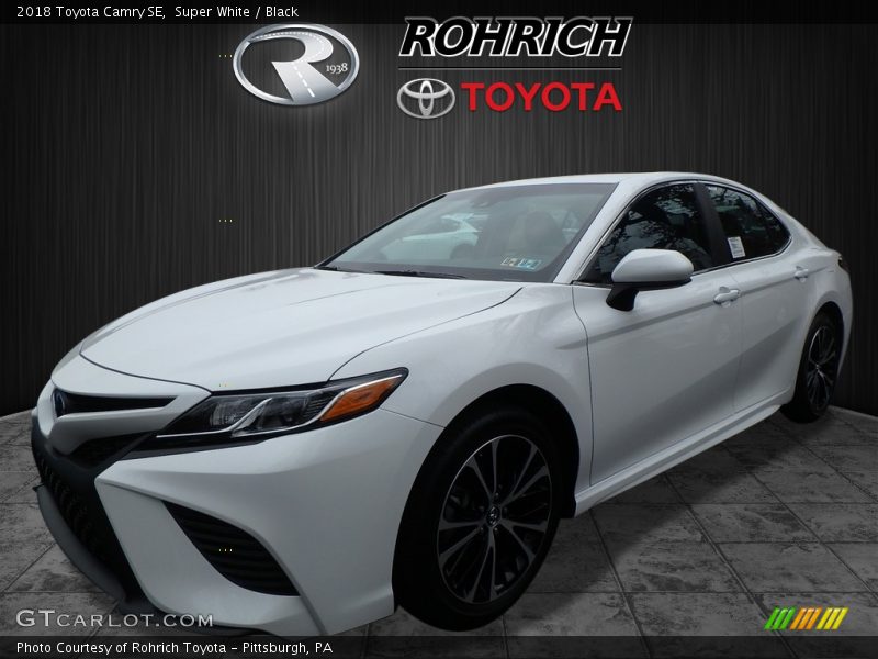 Super White / Black 2018 Toyota Camry SE