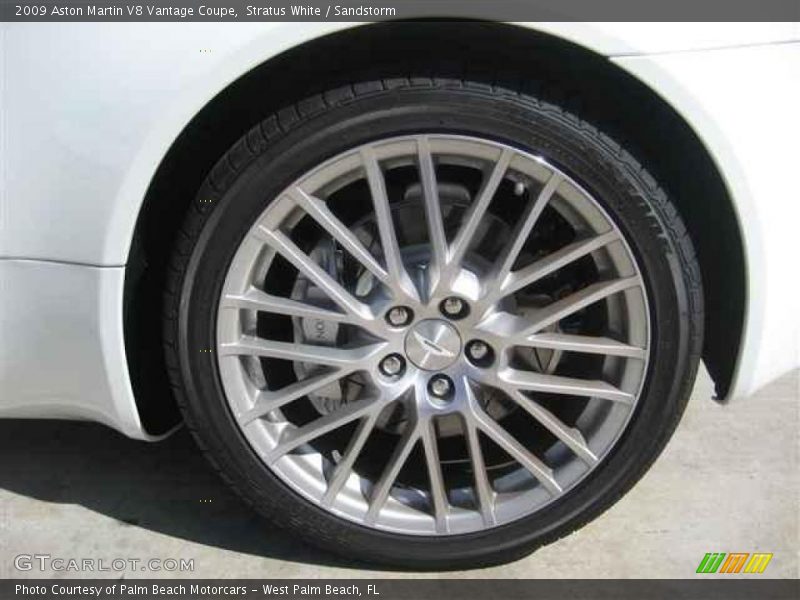 Stratus White / Sandstorm 2009 Aston Martin V8 Vantage Coupe