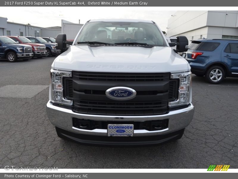 Oxford White / Medium Earth Gray 2017 Ford F250 Super Duty XL SuperCab 4x4
