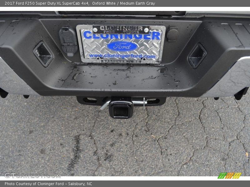 Oxford White / Medium Earth Gray 2017 Ford F250 Super Duty XL SuperCab 4x4