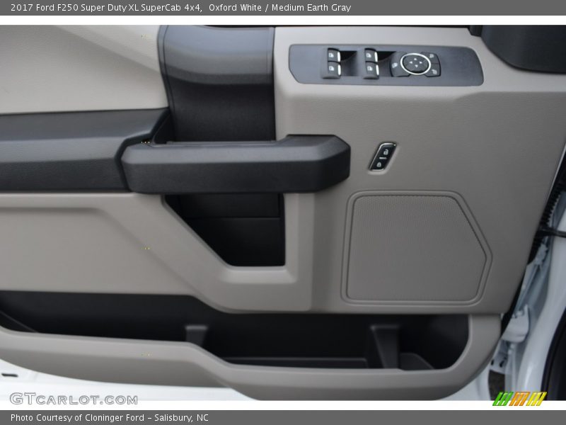 Oxford White / Medium Earth Gray 2017 Ford F250 Super Duty XL SuperCab 4x4