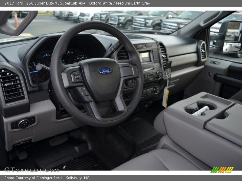 Oxford White / Medium Earth Gray 2017 Ford F250 Super Duty XL SuperCab 4x4
