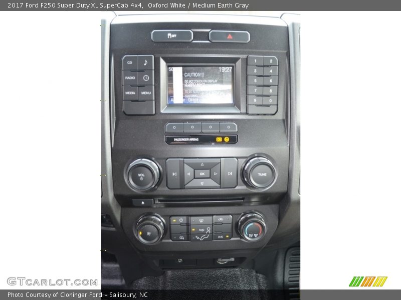 Oxford White / Medium Earth Gray 2017 Ford F250 Super Duty XL SuperCab 4x4